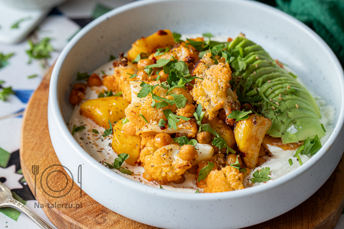 Bowl z pieczonym kalafiorem i chrupiącą ciecierzycą ziemniakami