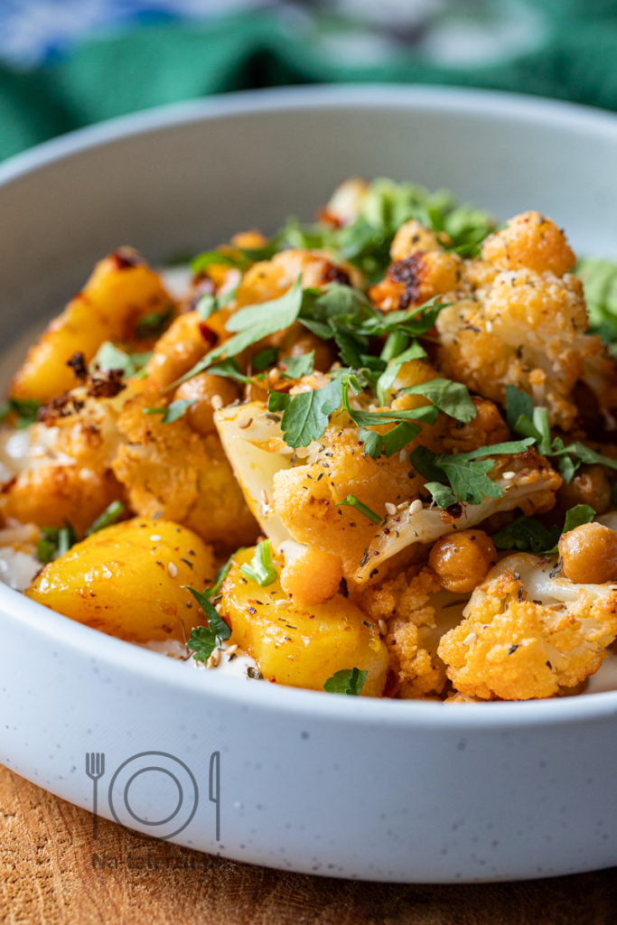 Bowl z pieczonym kalafiorem i chrupiącą ciecierzycą ziemniakami