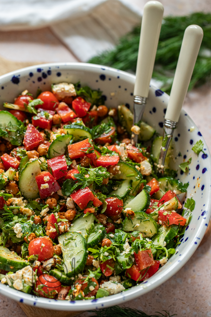 Sałatka z chrupiącą ciecierzycą i fetą