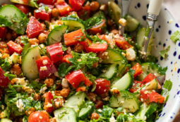 Sałatka z chrupiącą ciecierzycą i fetą