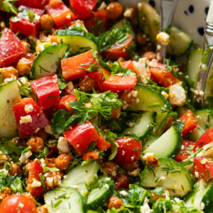 Sałatka z chrupiącą ciecierzycą i fetą