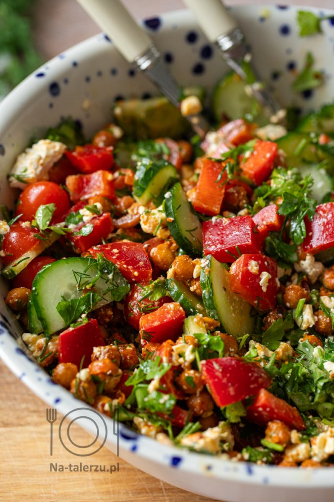 Sałatka z chrupiącą ciecierzycą i fetą