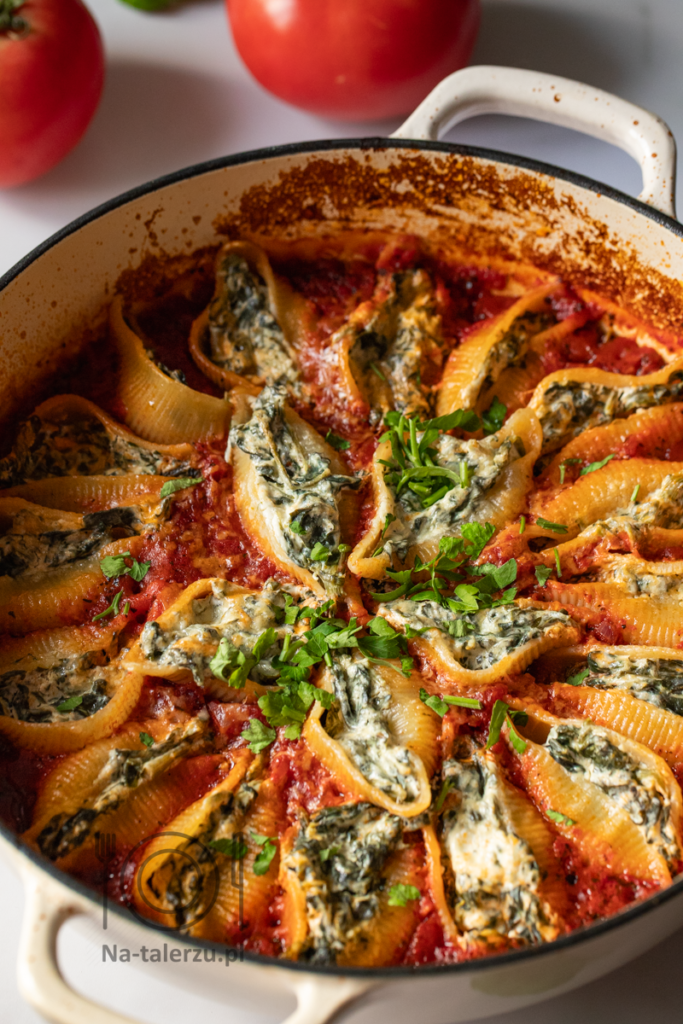 zapiekane muszle makaronowe faszerowane szpinakiem i serem w sosie pomidorowym
