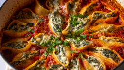 zapiekane muszle makaronowe faszerowane szpinakiem i serem w sosie pomidorowym