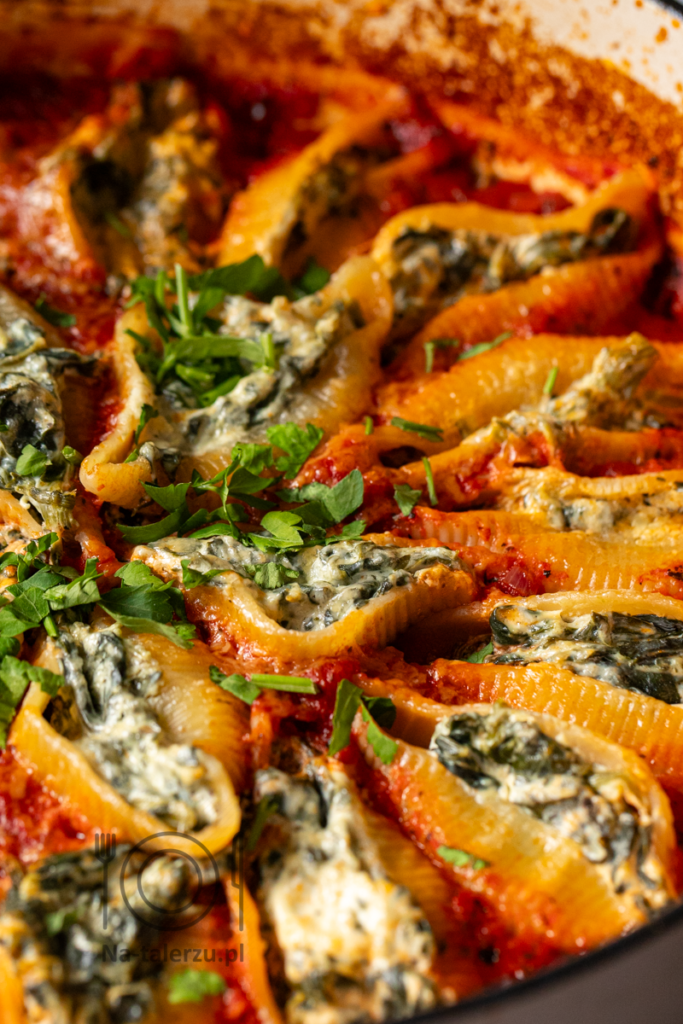 zapiekane muszle makaronowe faszerowane szpinakiem i serem w sosie pomidorowym