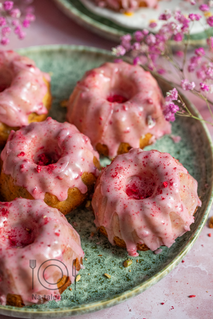 Mini babeczki pistacjowe z lukrem malinowym