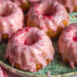 Mini babeczki pistacjowe z lukrem malinowym