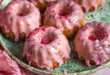 Mini babeczki pistacjowe z lukrem malinowym