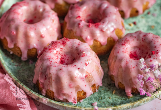 Mini babeczki pistacjowe z lukrem malinowym