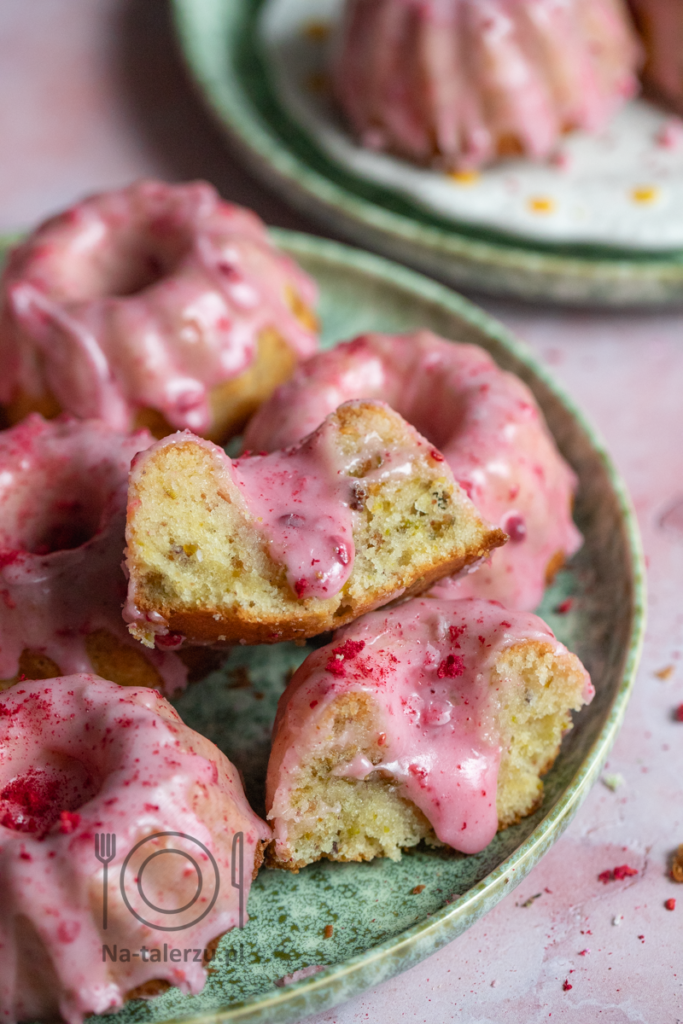 Mini babeczki pistacjowe z lukrem malinowym